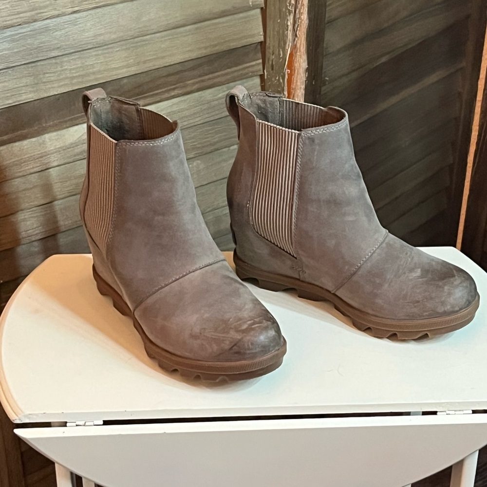 Sorel Women's Taupe Suede Wedge Chelsea Boots